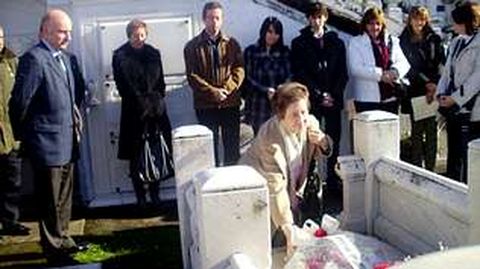 Margarita Salas protagonizó ayer la tradicional ofrenda floral ante la tumba de Severo Ochoa en el cementerio de Luarca. La científica, discípula del Nobel de Medicina, fue la encargada de depositar e