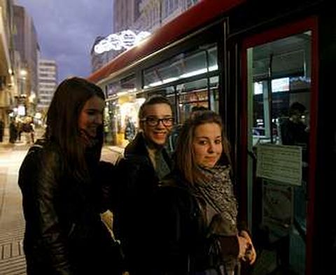 Noemí, Iria y Noelia, usuarias de Tranvías, creen que la solución está en poner más buses.