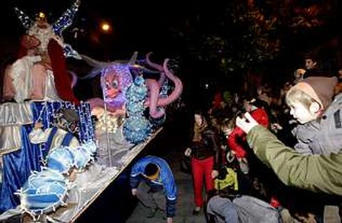 O reparto de caramelos é unha das funcións dos paxes que participan na cabalgata.