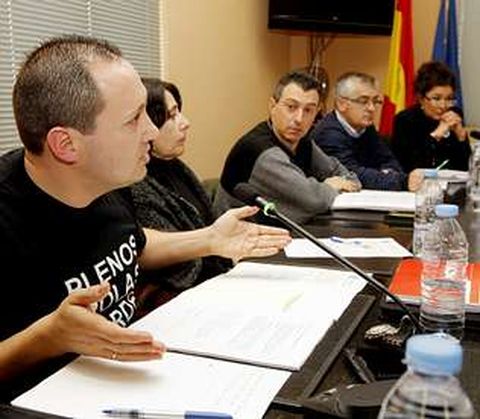 El portavoz socialista criticó que las mariscadoras con más de 65 años estén esperando por las ayudas de la Xunta.