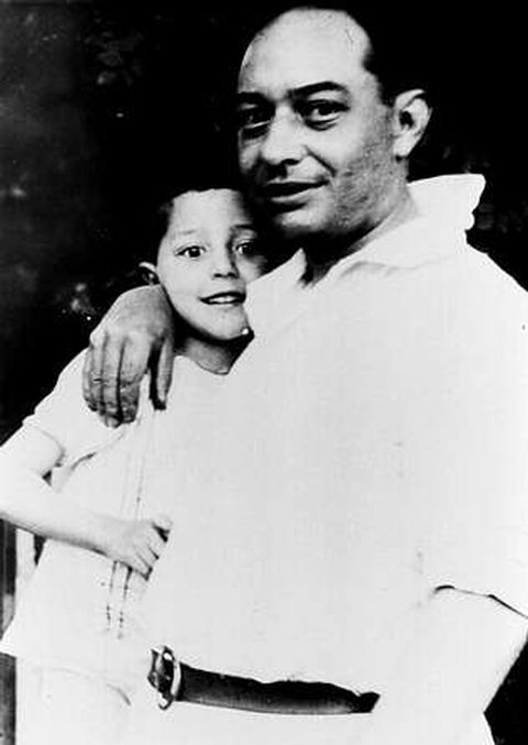 Un Isaac cativo, co seu pai, o artista Camilo Díaz Baliño, en 1925.