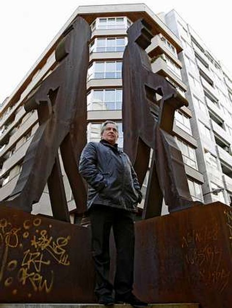 Manuel Cabaleiro posa en el centro de la capital al lado de las esculturas de Ramón Cabanillas y Ramón del Valle Inclán.