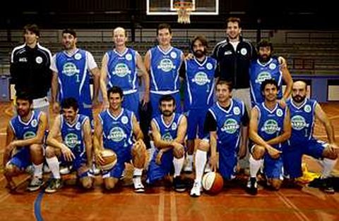 Foto de familia del equipo de famosos que disputaron un choque contra el XL Milladoiro.