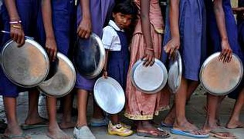 Escolares indios esperando para comer en un colegio de primaria de Hyderabad.