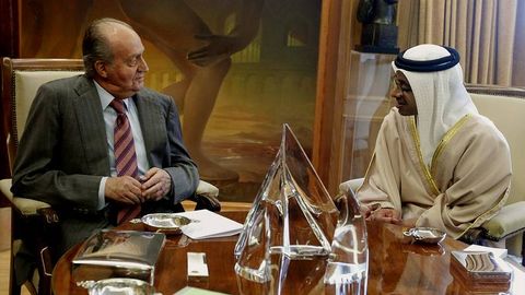 El rey ayer con el ministro de Asuntos Exteriores de Emiratos Árabes Unidos en el Palacio de la Zarzuela