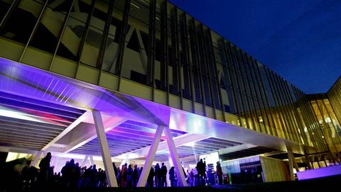 Festival Artec en el Ágora.En la fachada del Ágora, el artista Carlso Maciá dejó su obra, denonimada «Las diez horas»