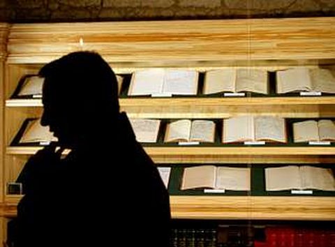 Exposición de libros en la sede de la Fundación Camilo José Cela en Padrón.