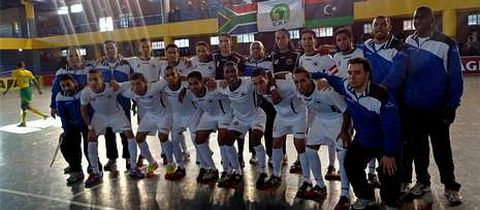 Foto de la selección de fútbol sala de Libia con Pablo Prieto, en el centro.