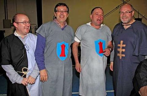 Fernando Mancebo, Manuel Muíño, Antonio Miñones, Manuel Antelo, Juan Torrado, Manuel Rivas e Isabel López disfrutaron de la cena medieval de Vimianzo.