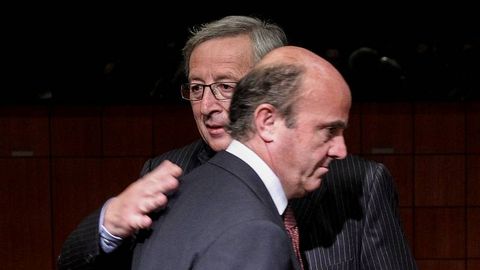 Jean-Claude Juncker saluda a Luis de Guindos