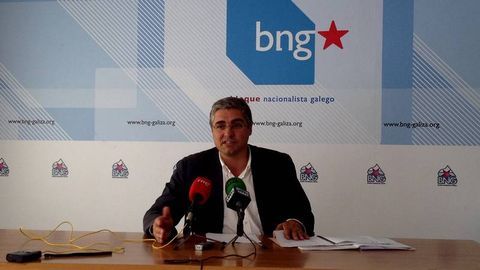 Carlos Aymerich informa sobre una iniciativadel BNG sobre las preferentes