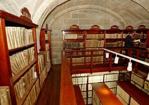 El archivo-biblioteca de la catedral de Santiago es uno de los beneficiados por el convenio.
