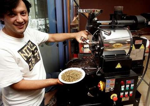 Marcos Ramos muestra cómo se tuesta el café minutos antes de convertirlo en infusión.