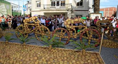 La Vuelta Ciclista volvió a pasar este año por Coristanco gracias al tractor que decoró la Asociación de Veciños de Traba.