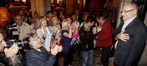 El alcalde de Ourense (derecha) agradece las muestras de cariño a su llegada al Ayuntamiento.