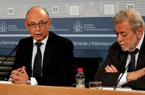 Montoro, junto al secretario de Estado de Administraciones Públicas, Antonio Beteta.