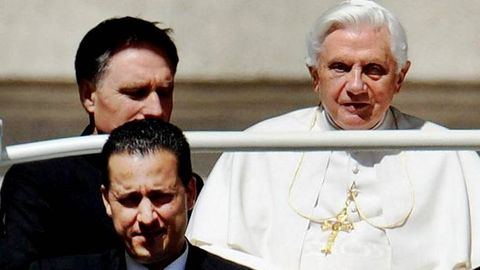 Paolo Gabriele conduce un coche por el Vaticano. Imagen de archivo