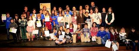 Los finalistas del certamen de Teatro Lido y los miembros del jurado posan al final de la gala celebrada ayer en el Pazo da Cultura.