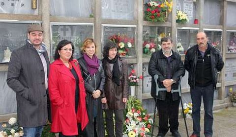 Tras o fallo, o xurado depositou flores na tumba de Eusebio.