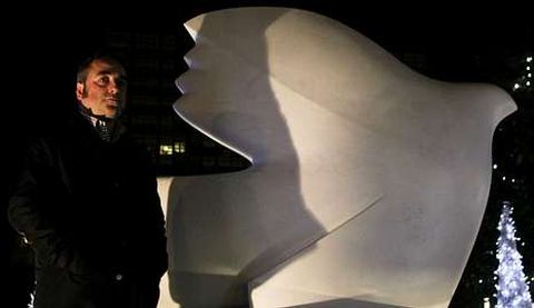 Molezún, anoche junto a la paloma de Picasso de la plaza de Pontevedra.
