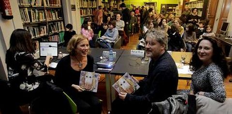 As dúas autoras, flanqueando a Manuel Rivas no acto celebrado onte en A Coruña.