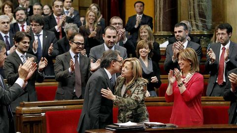 Artur Mas recibe la felicitación de la vicepresidenta en funciones, Joana Ortega, y el aplauso de los parlamentarios de CiU
