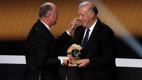 El seleccionador brasileño, Luiz Felipe Scolari, felicita a Del Bosque y le entrega el premio.