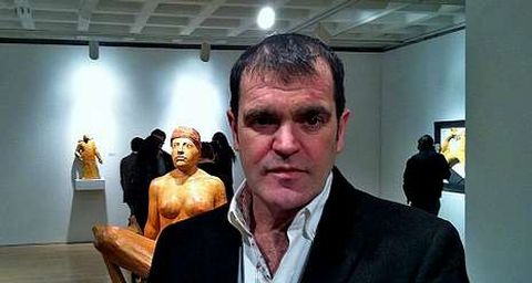 Francisco Leiro, ante las obras expuestas en la sala Marlborough.