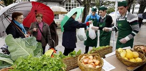 Los estudiantes estarán cada jueves en el mercado y ese día también repartirán los productos que les compren por Internet.