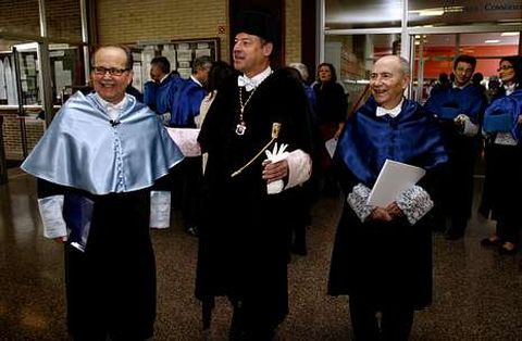 El escritor Agustín Fernández Paz, el rector Salustiano Mato y el investigador Julio Casado.