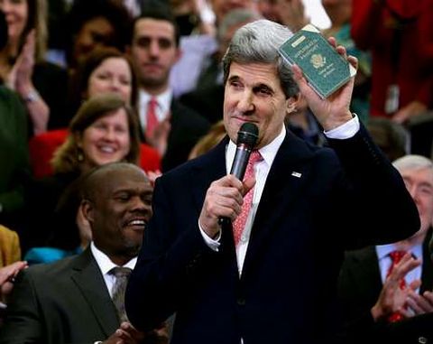 Kerry mostró su primer pasaporte diplomático obtenido con 12 años para ir a Berlín.