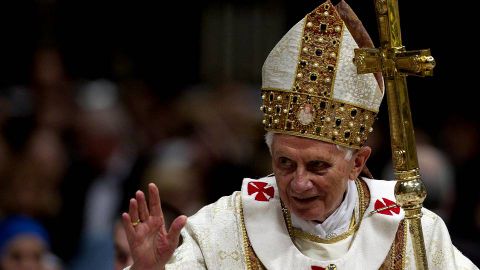 El 19 de abril de 2005 fue elegido sucesor de Juan Pablo II después de dos días de cónclave y dos fumatas negras