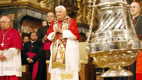 Visita del papa Benedicto XVI a Santiago con motivo del Xacobeo 2010. El Pontífice en la Catedral de Santiago observando la evolución del botafumeiro al lado del arzobispo de Santiago Julián Barrio