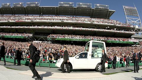 El papa Benedicto XVI saludaba al público mientras se dirigía al santuario colocado en el Estadio Nacional, donde había oficiado una misa, en Washington el abril del 2008