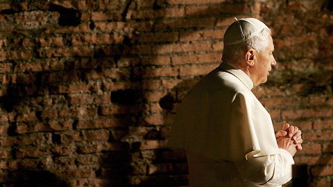 El Papa Benedicto XVI encabezando la representación del Viacrucis, que se lleva a cabo hoy, 6 de abril de 2007, en el Coliseo de Roma