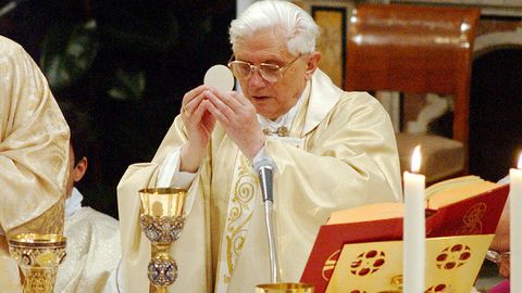 El Papa Benedicto XVI celebrando la Misa en la Capilla Sistina de la Ciudad del Vaticano