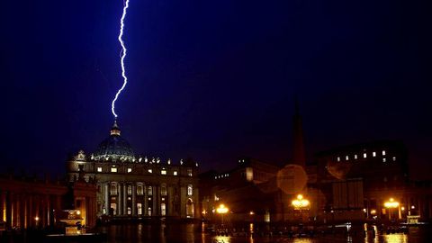 Un rayo golpea la basílica de San Pedro el mismo día en el que Benedicto XVI anuncia su dimisión