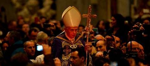 El papa, arropado por los fieles durante los actos de celebración del miércoles de Ceniza en la basílica de San Pedro.