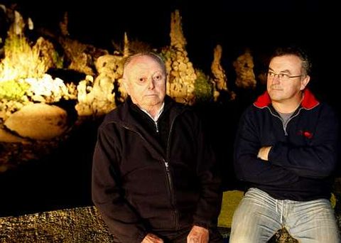 Antonio Pose, con su padre Laureano, delante de los restos de la obra de Man en Camelle.