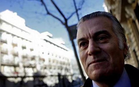 Luis Bárcenas, recientemente, sonríe ante su domicilio en el madrileño barrio de Salamanca.