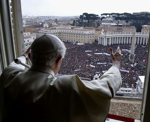 Benedicto XVI saluda durante el «Ángelus» a los cien mil fieles de la plaza de San Pedro.