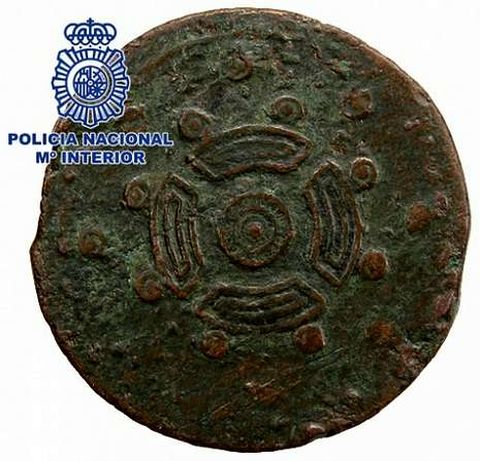 Reverso de la moneda, con la supuesta figura de un escudo castreño.