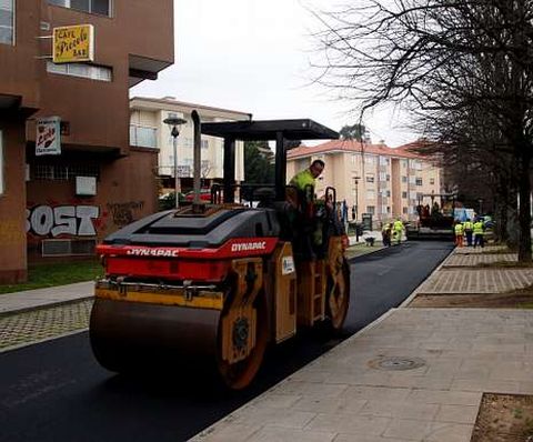 Las máquinas trabajaron en Os Tilos durante toda la jornada de ayer.