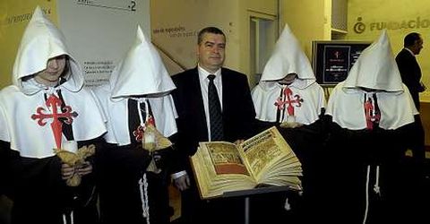 El juez y novelista Vázquez Taín, entre caballeros de la Orden de Santiago.