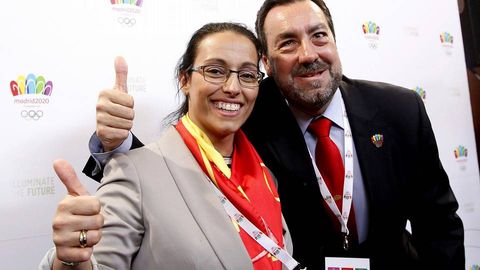 El presidente del Comit Paralmpico Espaol, Miguel Carballeda (d), y la nadadora Teresa Perales, antes de su ponencia para el COI.
