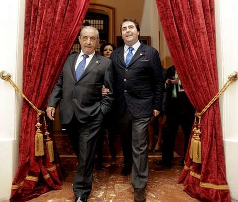 José Hidalgo, presidente de Globalia, con el alcalde, Carlos Negreira, en el Ayuntamiento.