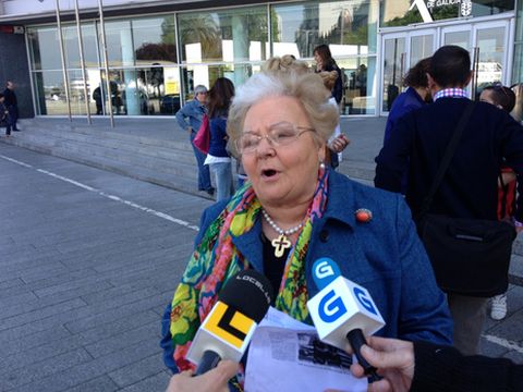 La fundadora y exdirectora del colegio Atalaya ( ahora Santa Cristina de Lavadores), María Teresa Ramos, en la concentración ante la Xunta para pedir la escolarización del menor