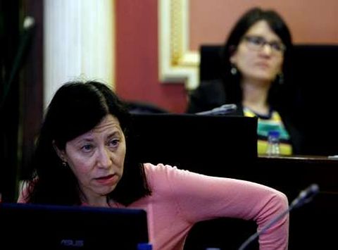 <span lang= es-es >Enfrentadas</span>. En primer término, la portavoz del PSOE, Áurea Soto, protagonista de la frase «¿Pedir perdón de qué?». Detrás, Susana Bayo, compañera de partido que pidió los gastos del grupo socialista.