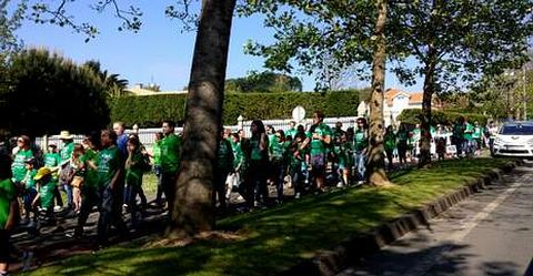 Niños de todas las edades, padres y profesores, caminaron cerca de tres kilómetros.