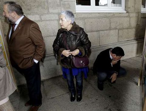 Gómez Besteiro, agachado leyendo un cartel, defiende la inocencia de López Orozco.